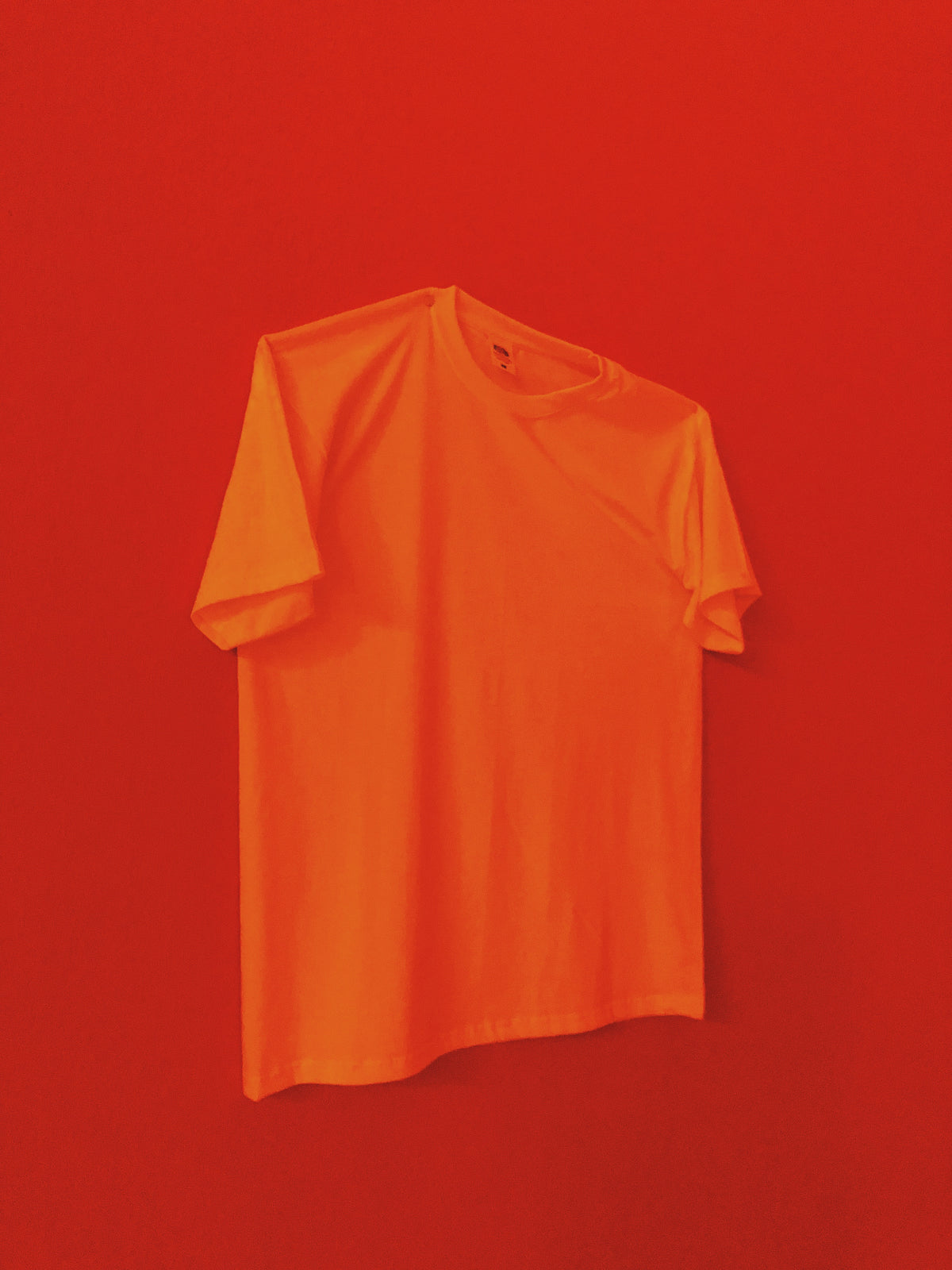 Camiseta vermelha monocromática