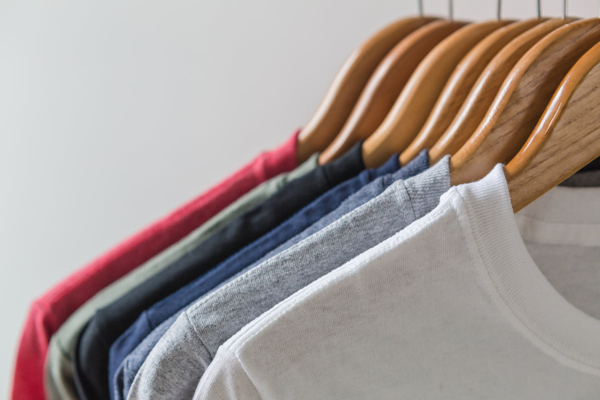 Camisetas em cabides